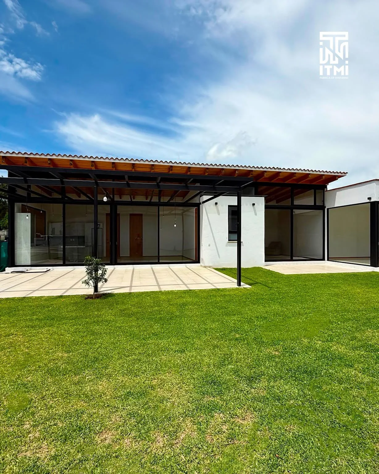 Fachada con amplios ventanales de aluminio negro