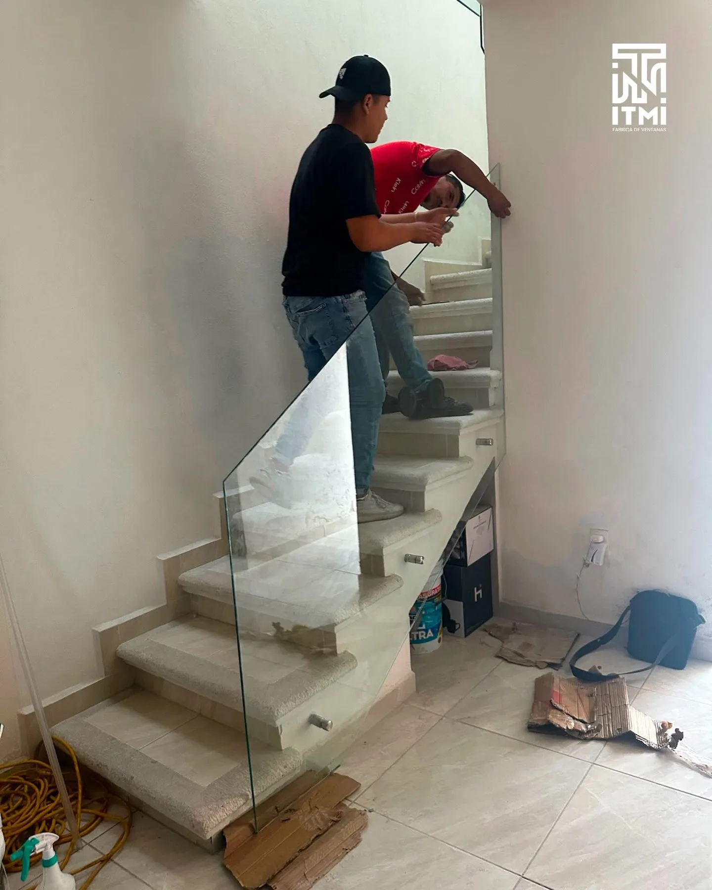 Instalación de barandal de cristal en escalera