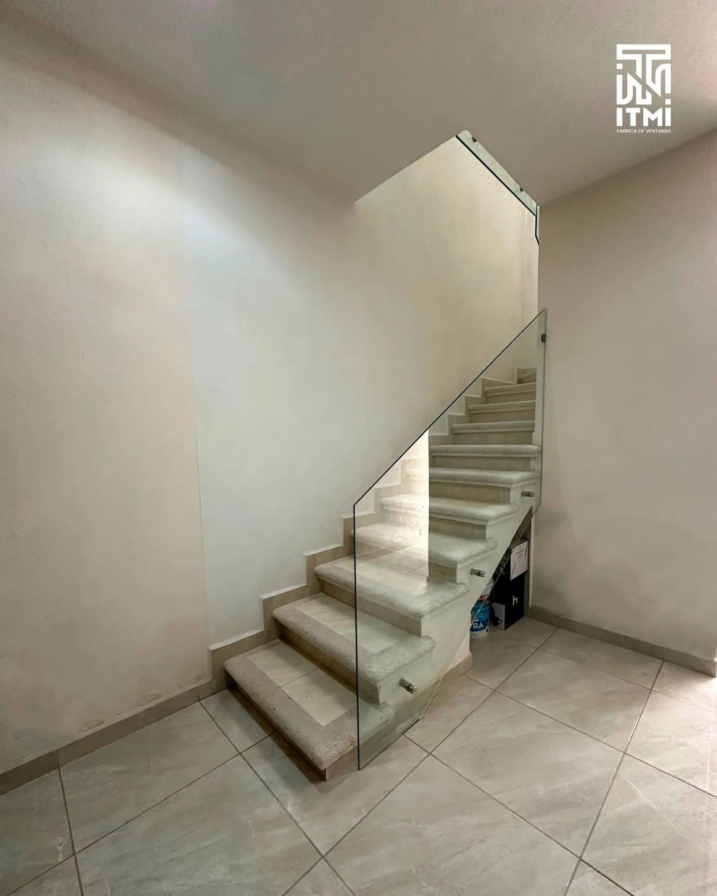 Detalle de cristal y herrajes en barandal